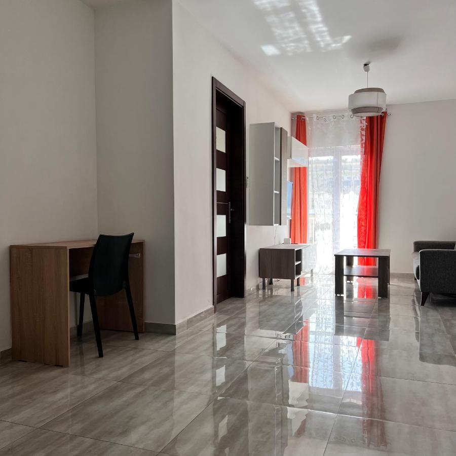 F4 Room 2, Private Room Two Single Beds Shared Bathroom Msida Exterior photo