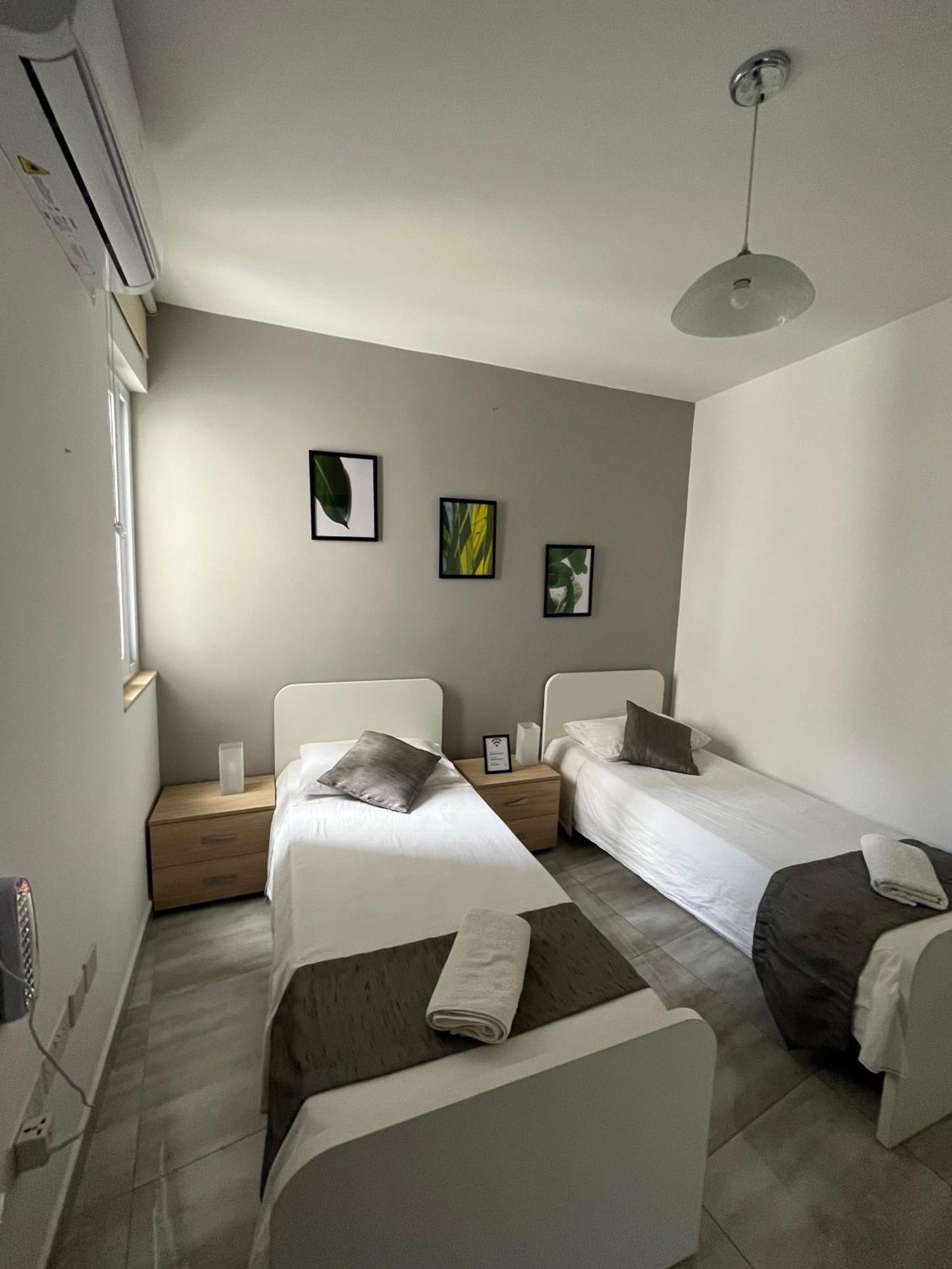 F4 Room 2, Private Room Two Single Beds Shared Bathroom Msida Exterior photo